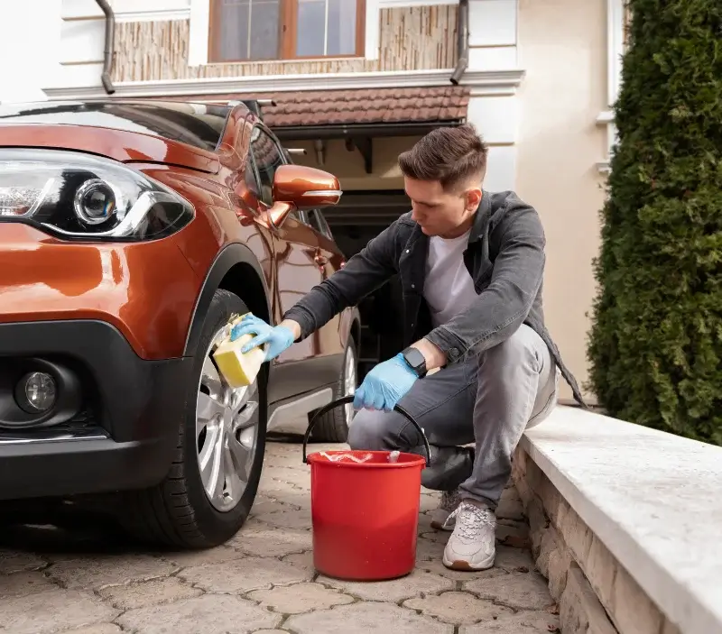 Lavage auto à domicile Saint-Quentin-sur-Isère : professionnel intervenant sur un véhicule